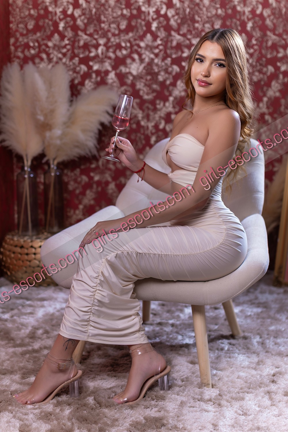 joven, latina, pecho natural, bajita