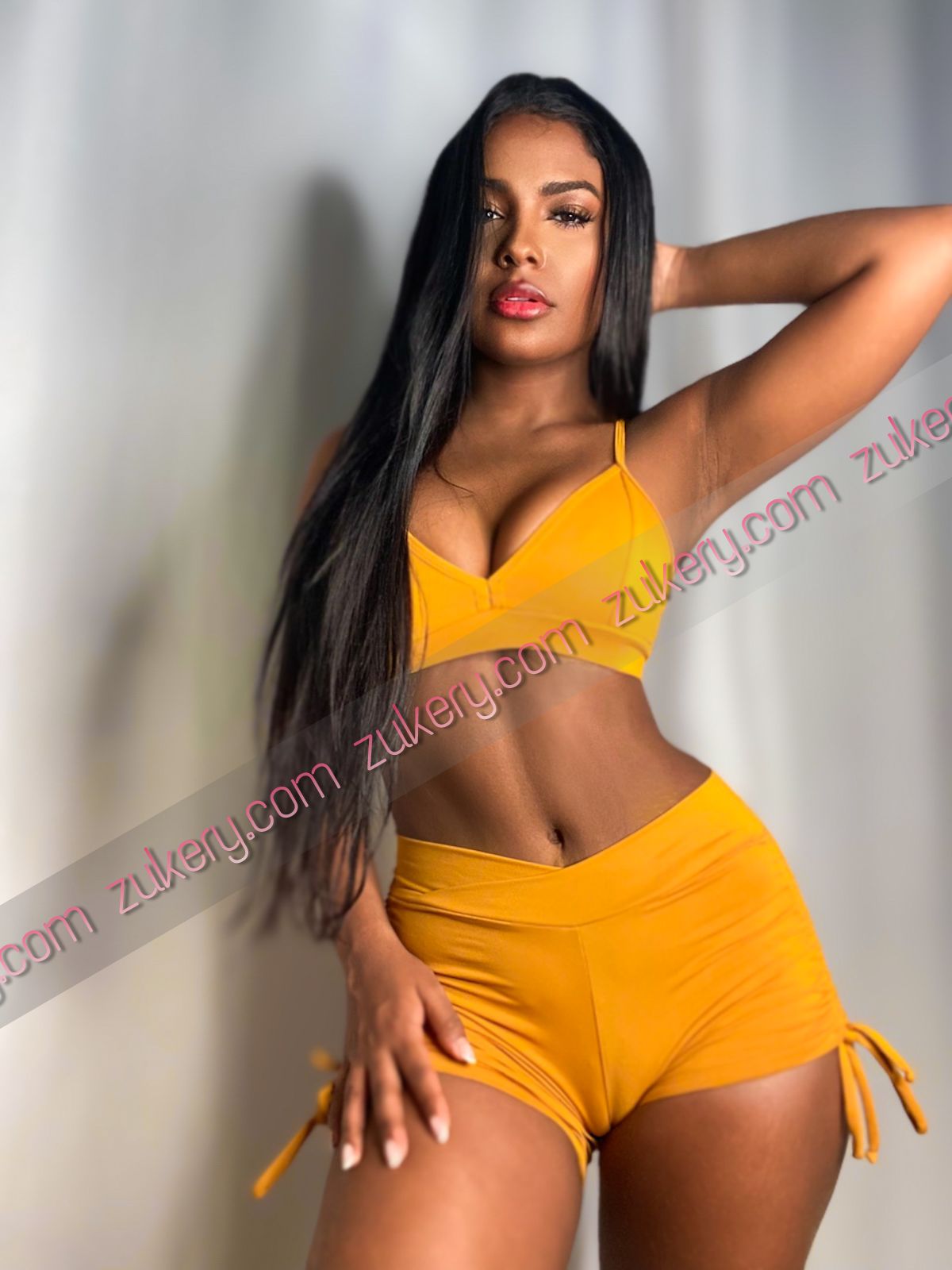 morena, brasilera, cariñosa