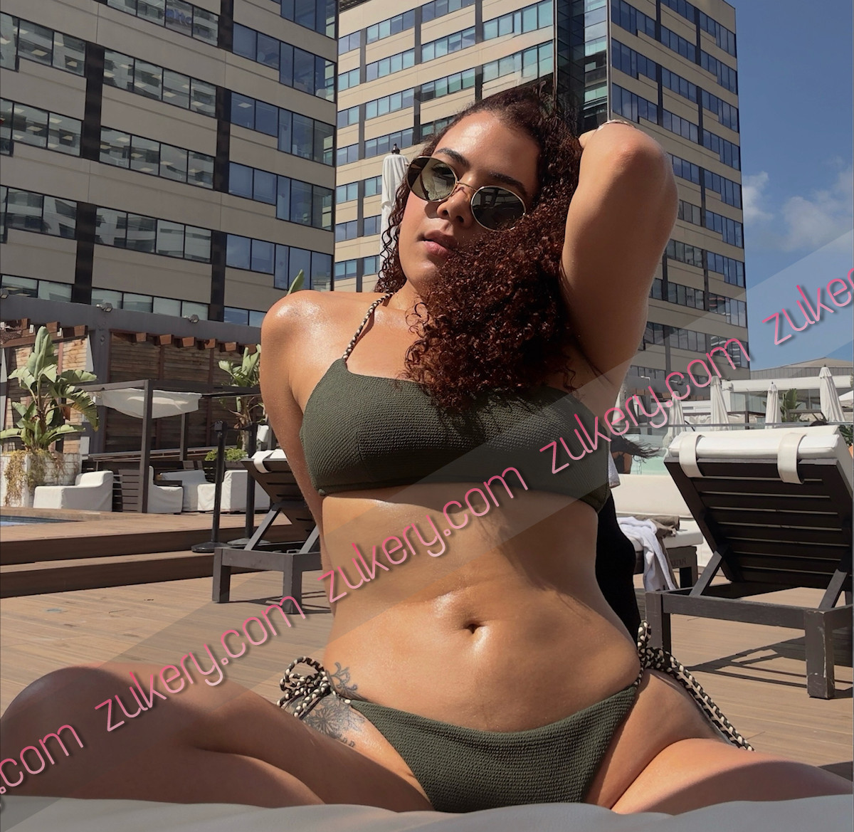 bajita, pecho natural, colombiana, latina