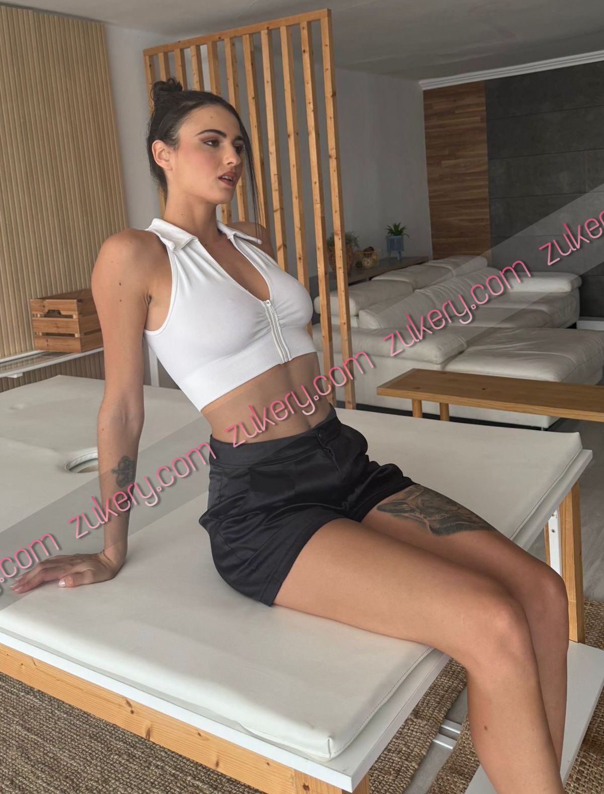 delgada, joven, pecho natural, alta