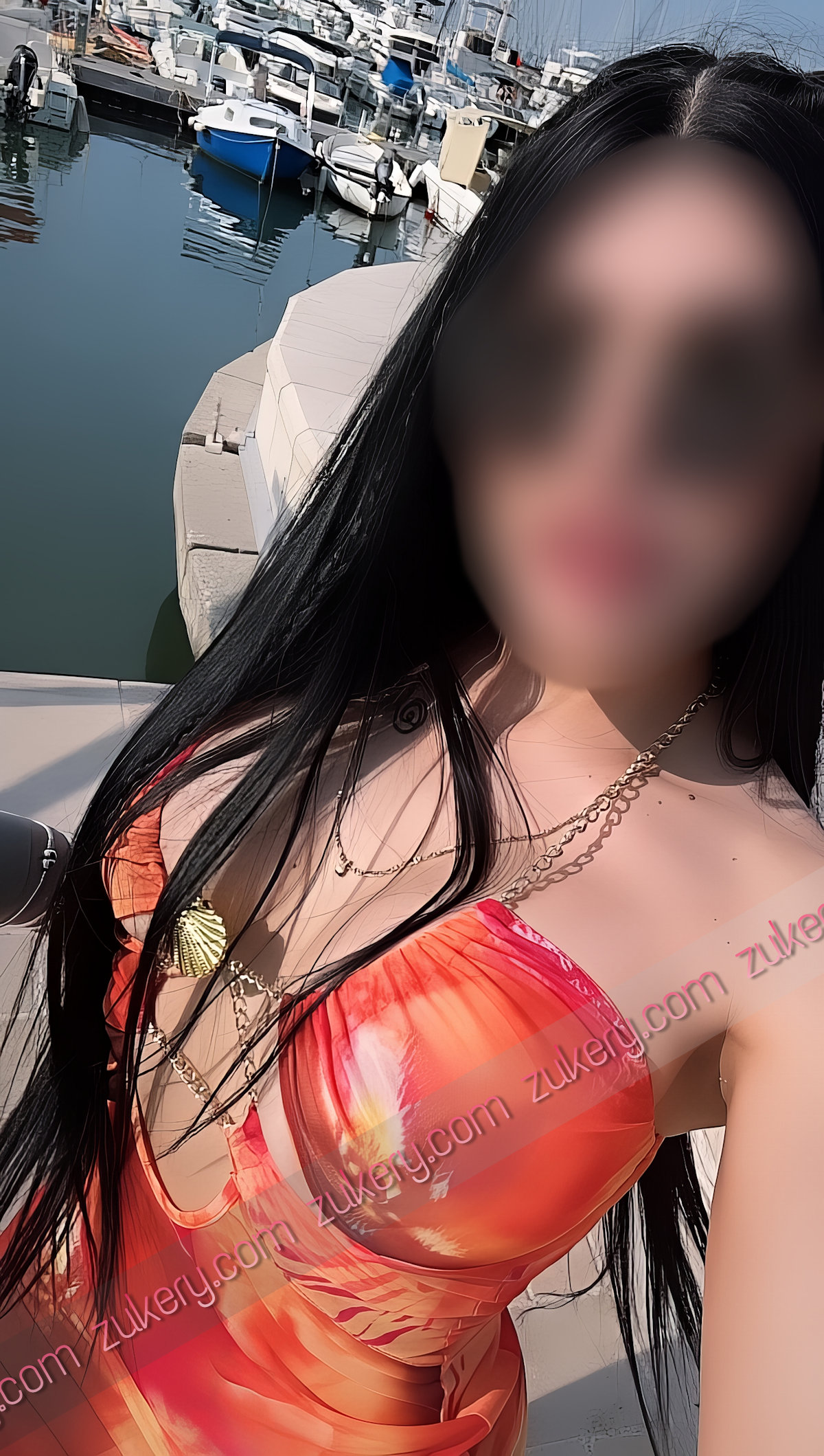 elegante, latina, pecho operado, guapa