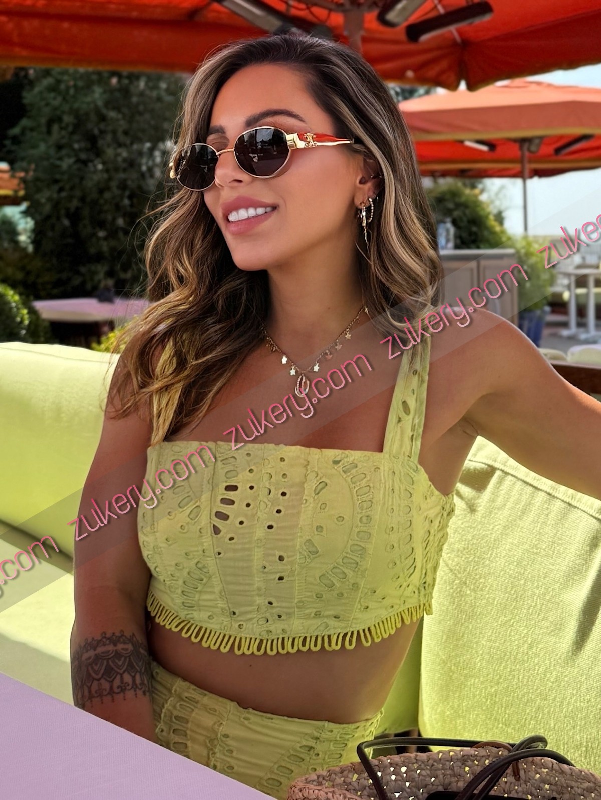 brasilera, morena, acompañante