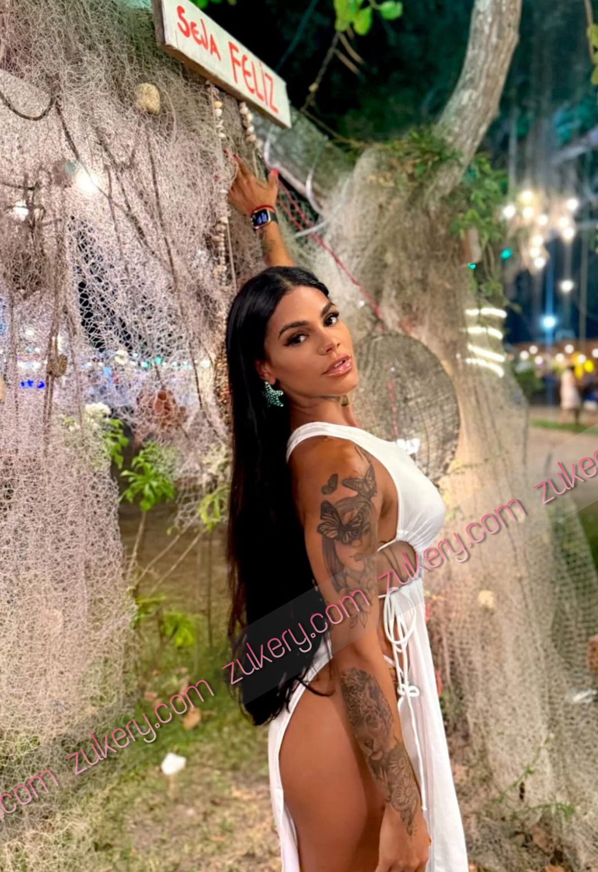 Linda brasileña con cuerpo fitness