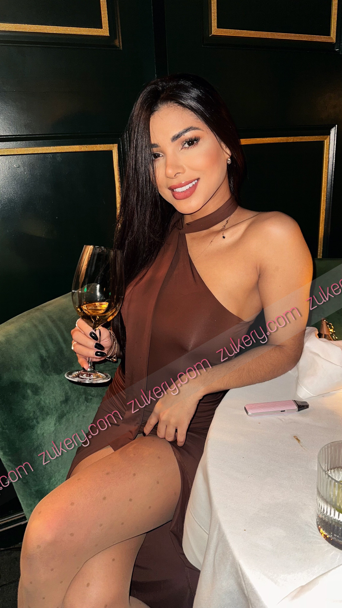 Melena y sensuales tatuajes