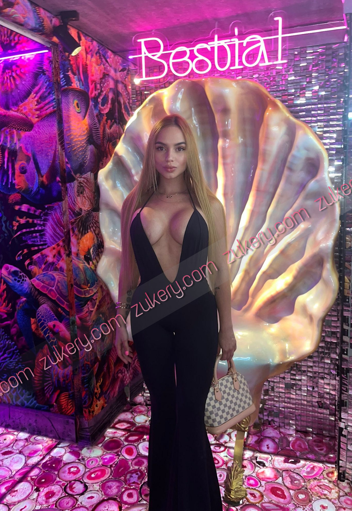 guapa, tatuada, fitness, latina, pecho operado