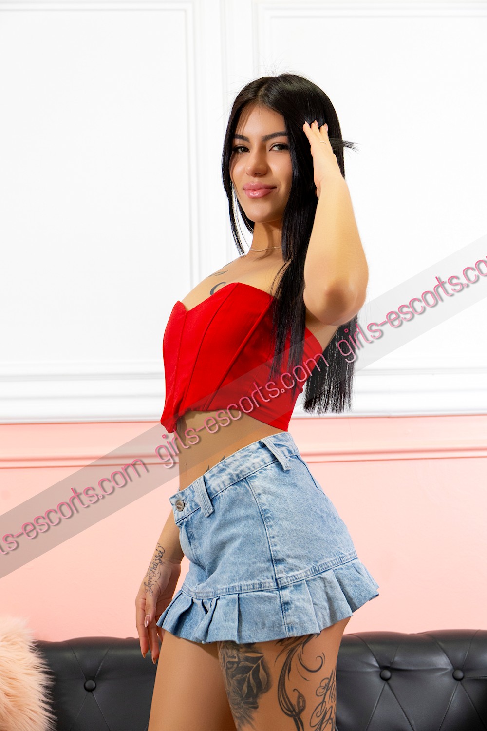 Linda joven colombiana guapa y tatuada