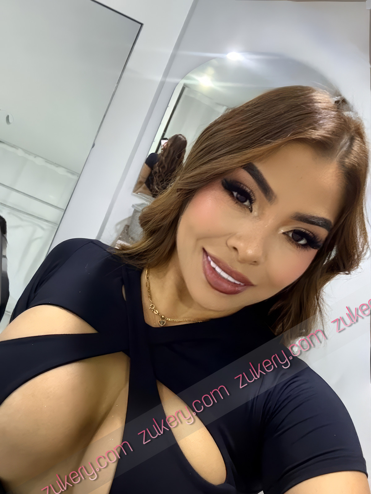 latina, pechos operados, morena