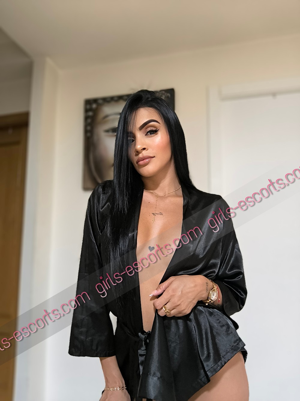 bajita, morena, latina