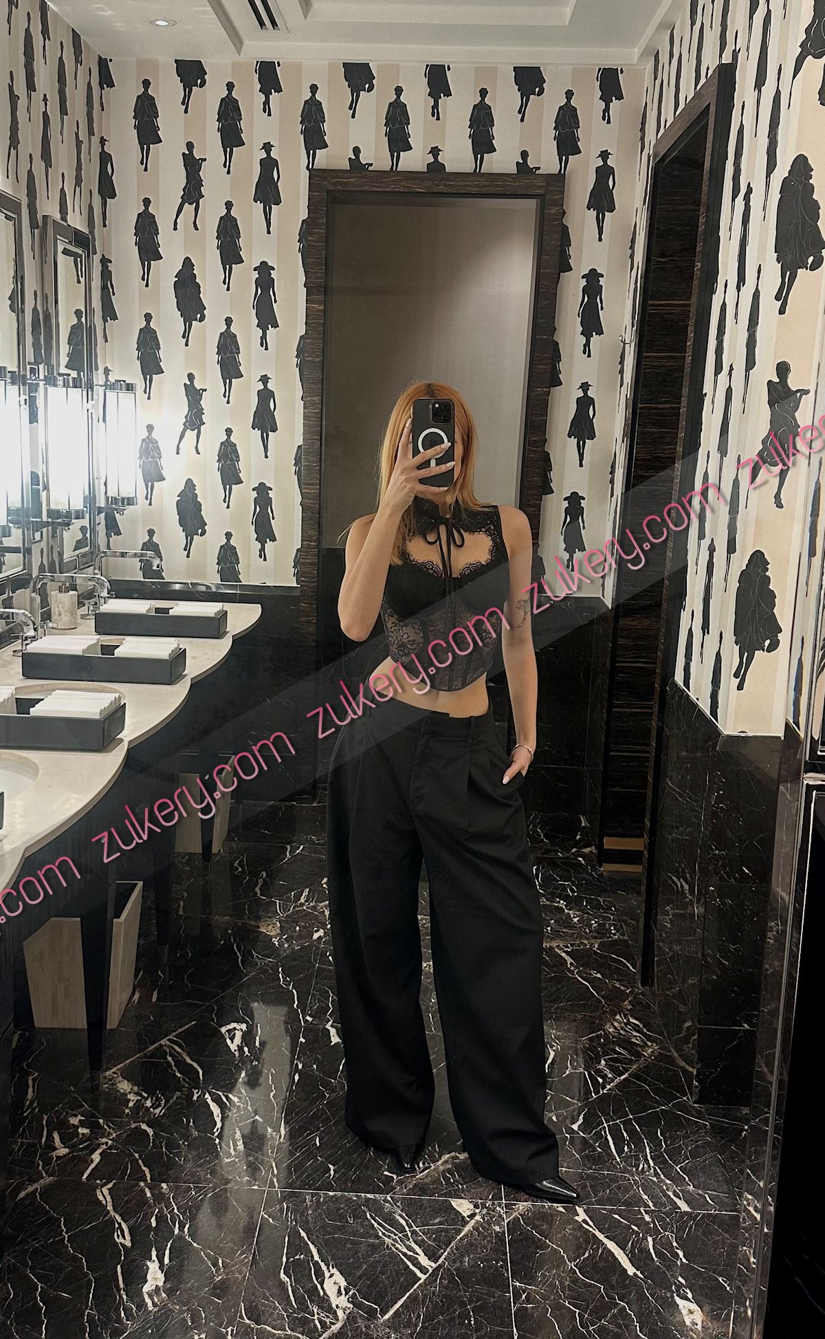 pecho natural, delgada, rubia