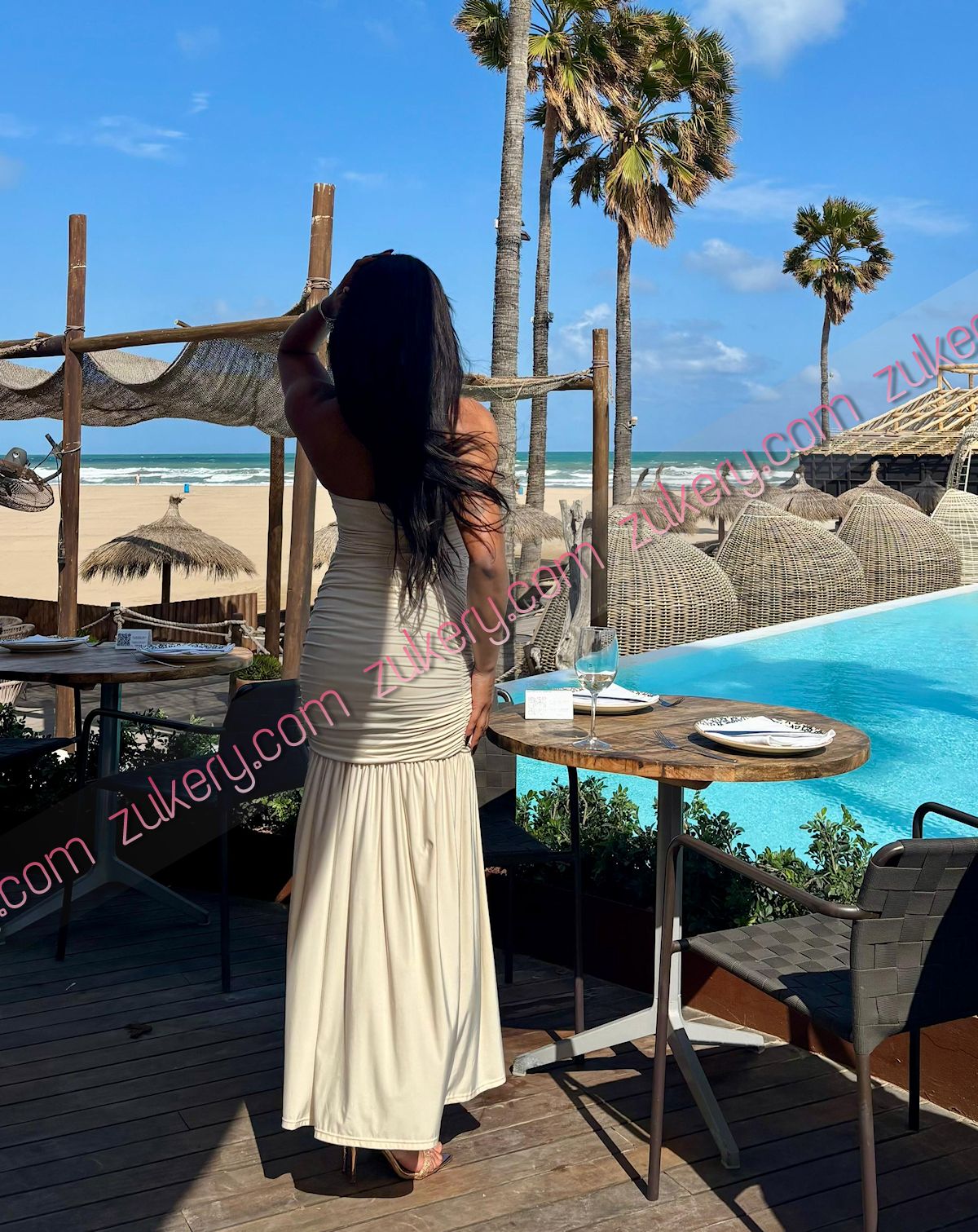 brasilera, morena, pecho operado 