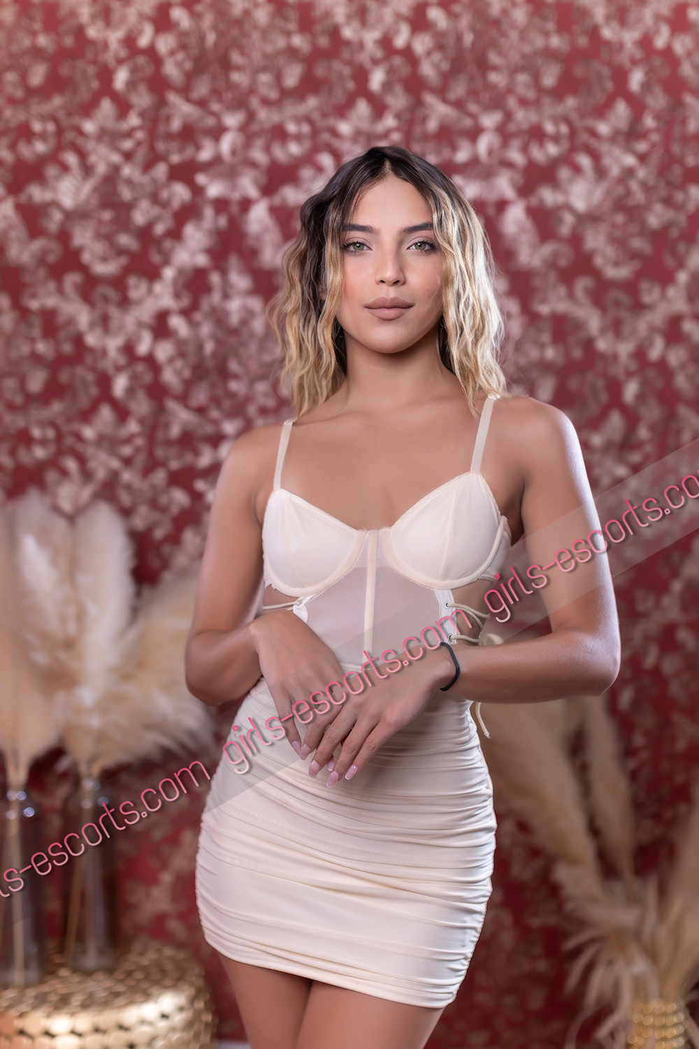 joven, latina, pecho natural, rubia, estudiante