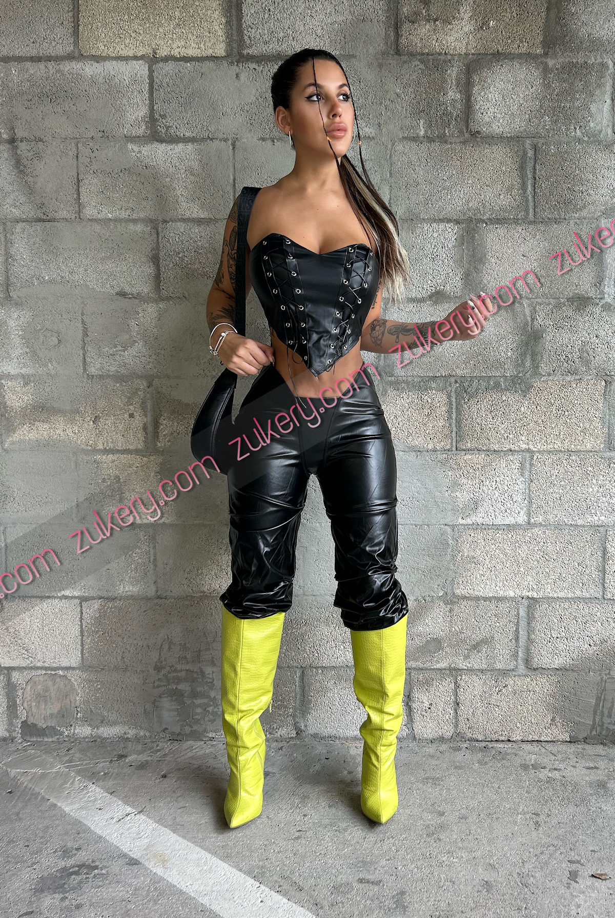 Extrovertida acompañante argentina amiga de los tatuajes y el fitness